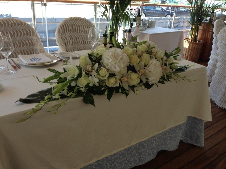 Оформление цветами, тканью, шарами выездных регистраций, ресторанов, помощь в организации