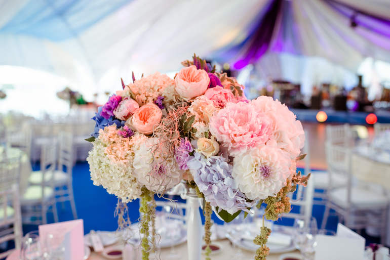 Оформление цветами, тканью, шарами выездных регистраций, ресторанов, помощь в организации