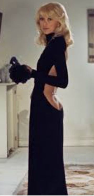 Высокий блондин в черном ботинке платье с открытой спиной