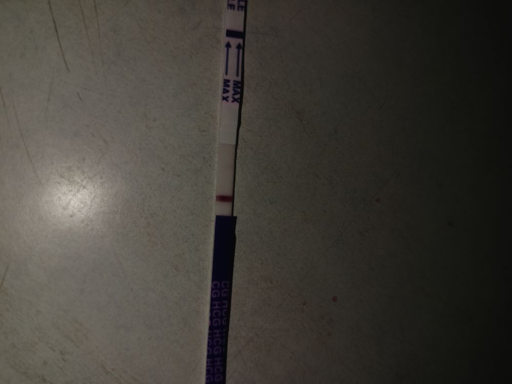 Фраутест 2 полоски. Реагент на тесте на беременность. Полоска реагент на тесте. Тест на беременность реагент или беременность. Полоска реагент на тесте.