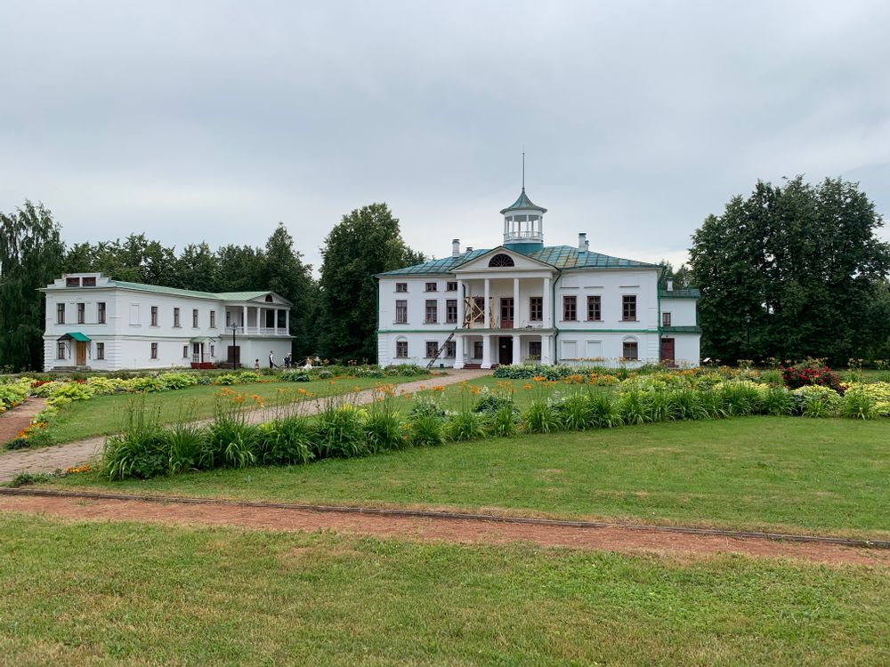 Усадьба принадлежала голицыным. Карабиха Ярославль. Усадебный комплекс Веймарнов. Усадебный комплекс ледниковых. Карабиха фото.