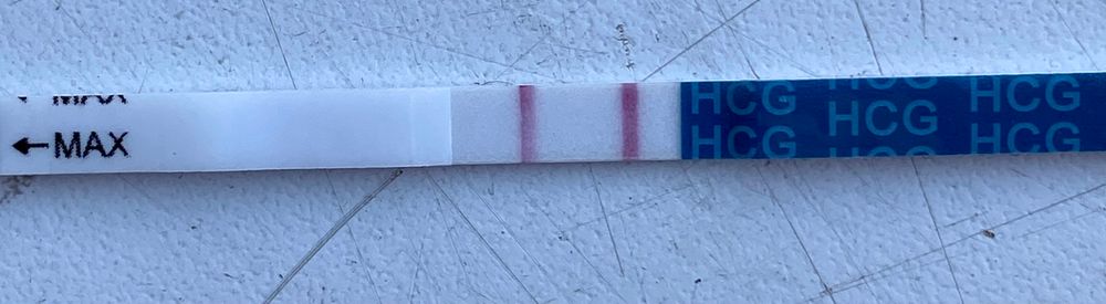 Слабая полоска на тесте хгч. 16 дпо слабая полоска. Слабая полоска на тесте хгч. Тест на беременность и хгч в крови. Слабая полоска на тесте хгч.