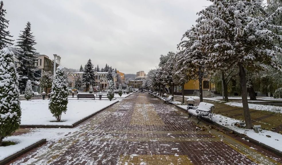 Что делать в кисловодске зимой. Кисловодск Курортный бульвар зима. Курортный бульвар Кисловодск зимой. Кисловодский Курортный парк зимой. Кисловодск зима 2022.