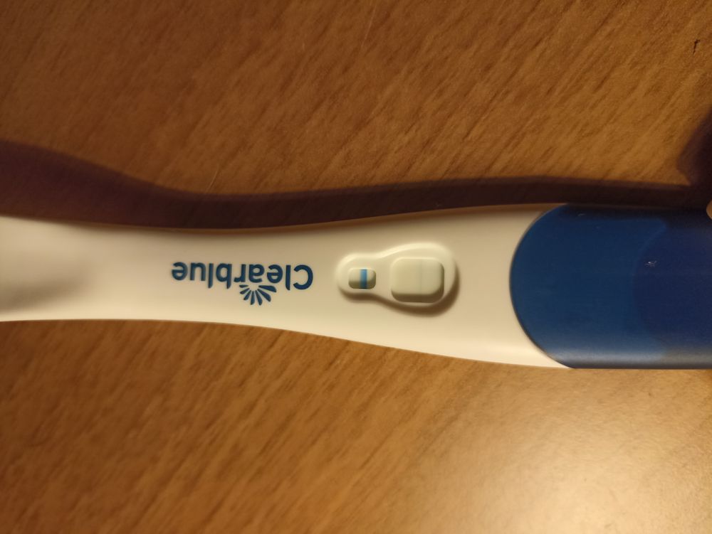 Тест clearblue до задержки. Тест Clear Blu 10 ДПЛ. Задержка 2 дня. Тестовая полоска ИЭВ Клиар Блю ИСИ. Тест на беременность на 2 день задержки показывает беременность.