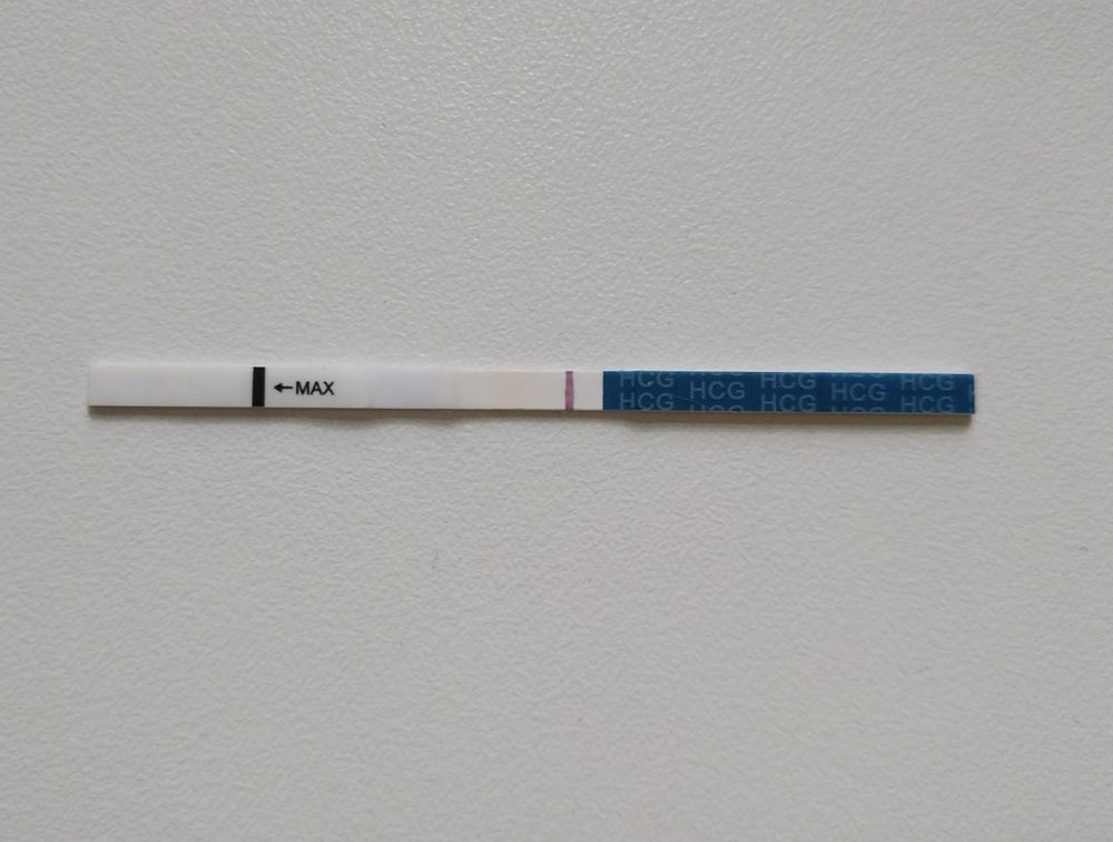 еле бледная вторая полоска тест на беременность. полоски на тесте при внематочной беременности. положительные тесты на беременность на ранних сроках. тест на 2 день задержки. 2 полоски при гормональном сбое.