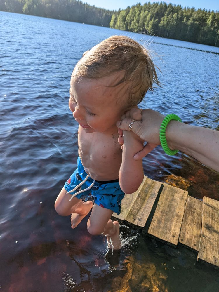 Памятка для детей безопасное купание на воде. Ванночка для детей. Раз купаться. Раз купаться. Купание летом.
