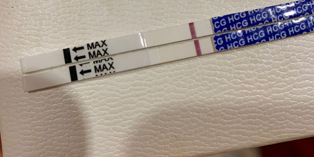 Экспресс тест на ковид в аптеке. Тест полоски при беременности 1 день задержки. Чувствительность тестов на беременность. Китайский тест на коронавирус. Тесты светлеют на беременность.