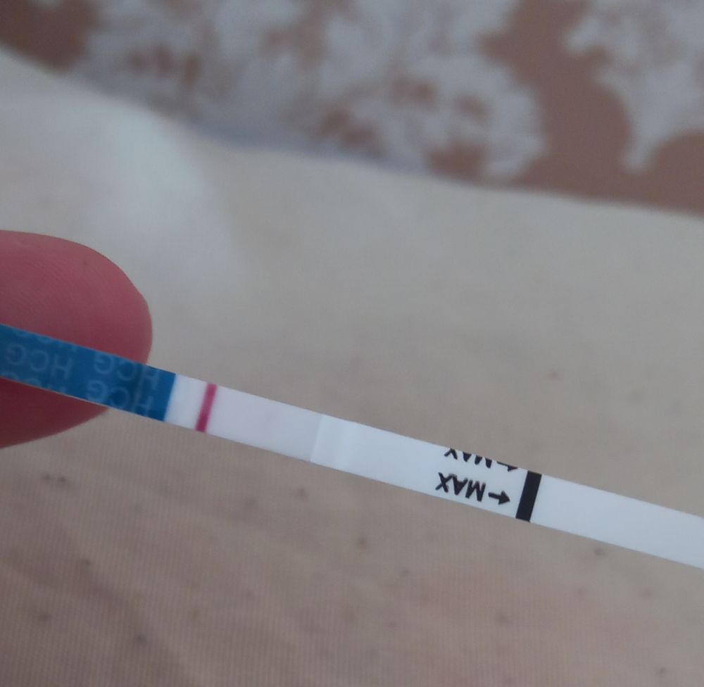 Тест показал 2 полоски а потом одну. Эвитест 2 полоски. Нечеткая вторая полоска на тесте. Слеар брб контур на тесте. Полоски на тесте на беременность.