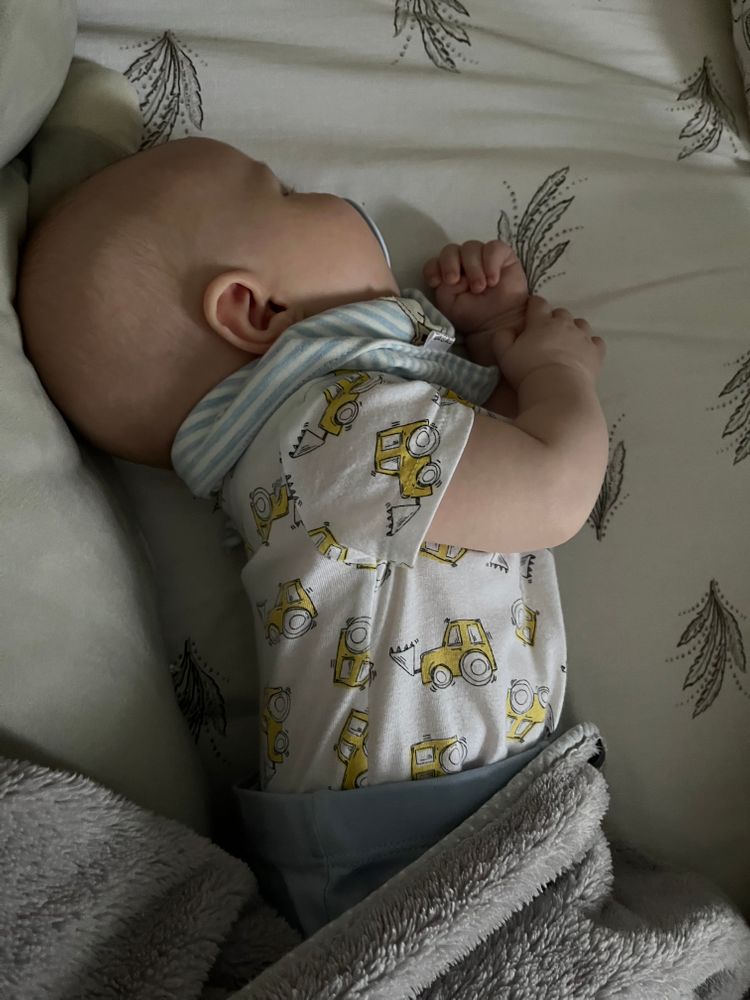 ребенок спит на боку в кроватке