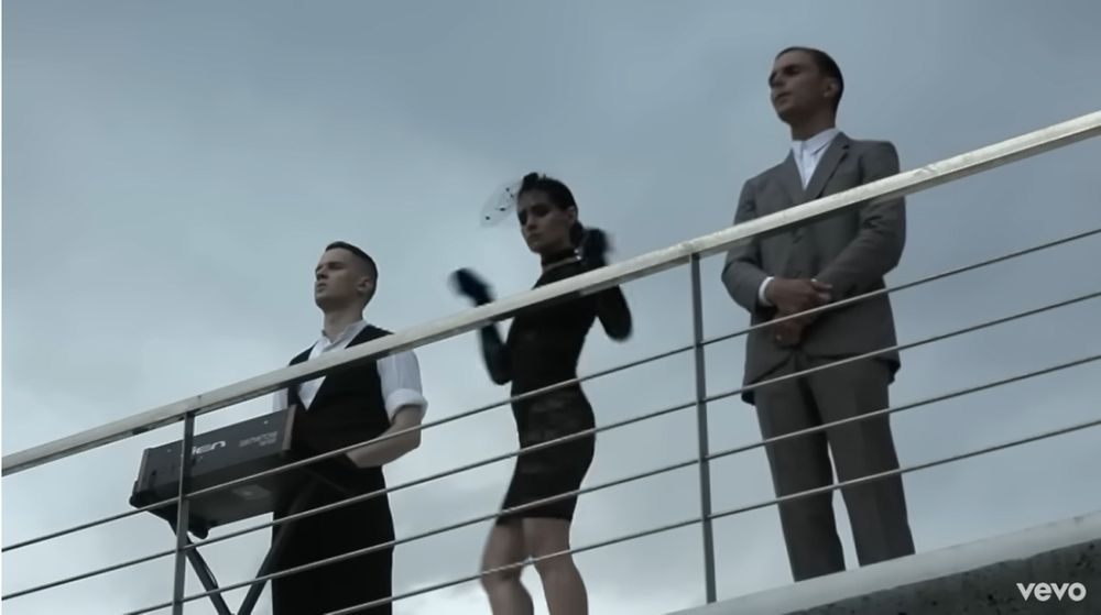 Тео хатчкрафт wonderful life. Группа hurts. Hurts wonderful life танцовщица. Hurts wonderful life танцовщица. Hurts wonderful life клип.