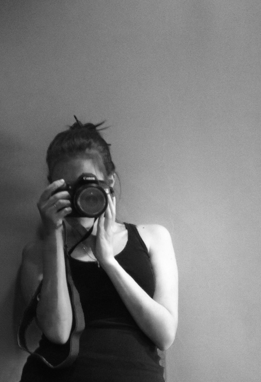 В черно-белом..